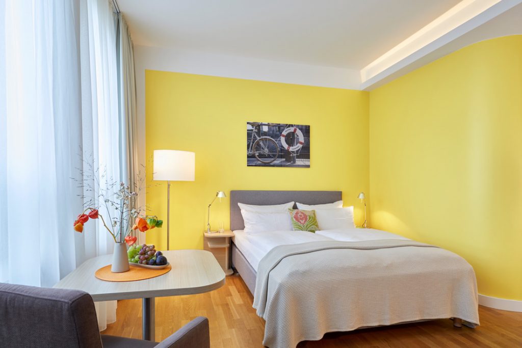 FLOTTWELL BERLIN Hotel - Gelbes Zimmer mit Sitzecke